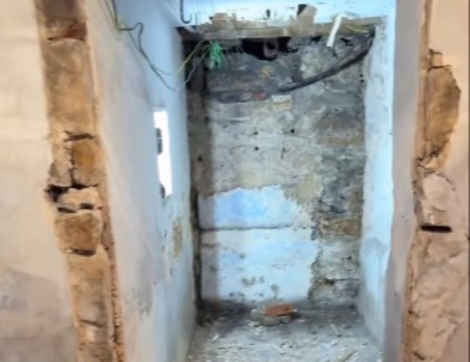 HOROR OTKRIĆE U STAROJ KUĆI Renovirali podrum, na zidu zatekli poruku koja LEDI KRV U ŽILAMA! (VIDEO)